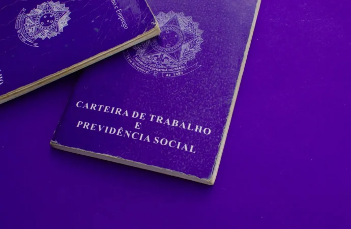 74% dos trabalhadores domésticos não possuem carteira assinada no Brasil