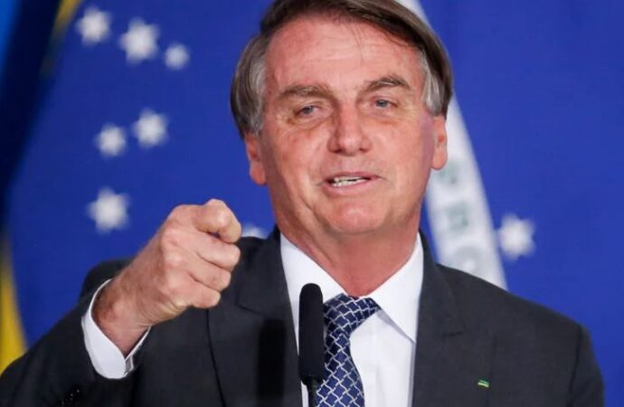 Ordem do STF determina que Bolsonaro entregue passaporte à Justiça