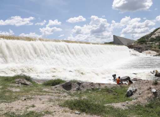 Pelo menos sete açudes de médio porte já sangraram no RN; Gargalheiras aumenta nível