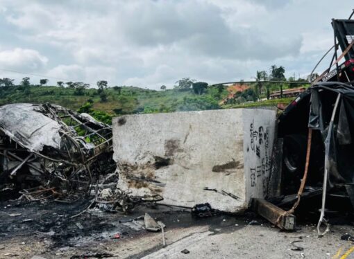 ACIDENTE NA BR-116: 37 MORTES E 13 FERIDOS EM COLISÃO ENTRE ÔNIBUS, CARRETA E CARRO