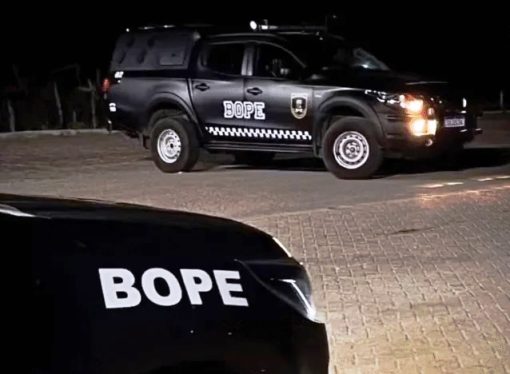 HOMEM FAZ A PRÓPRIA MÃE DE REFÉM EM SURTO PSICÓTICO NO POTENGI, EM NATAL