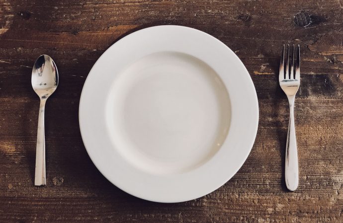 HÉLIO MANTÉM O RESTAURANTE POPULAR FECHADO E O POVO DE GUAMARÉ PASSA FOME!